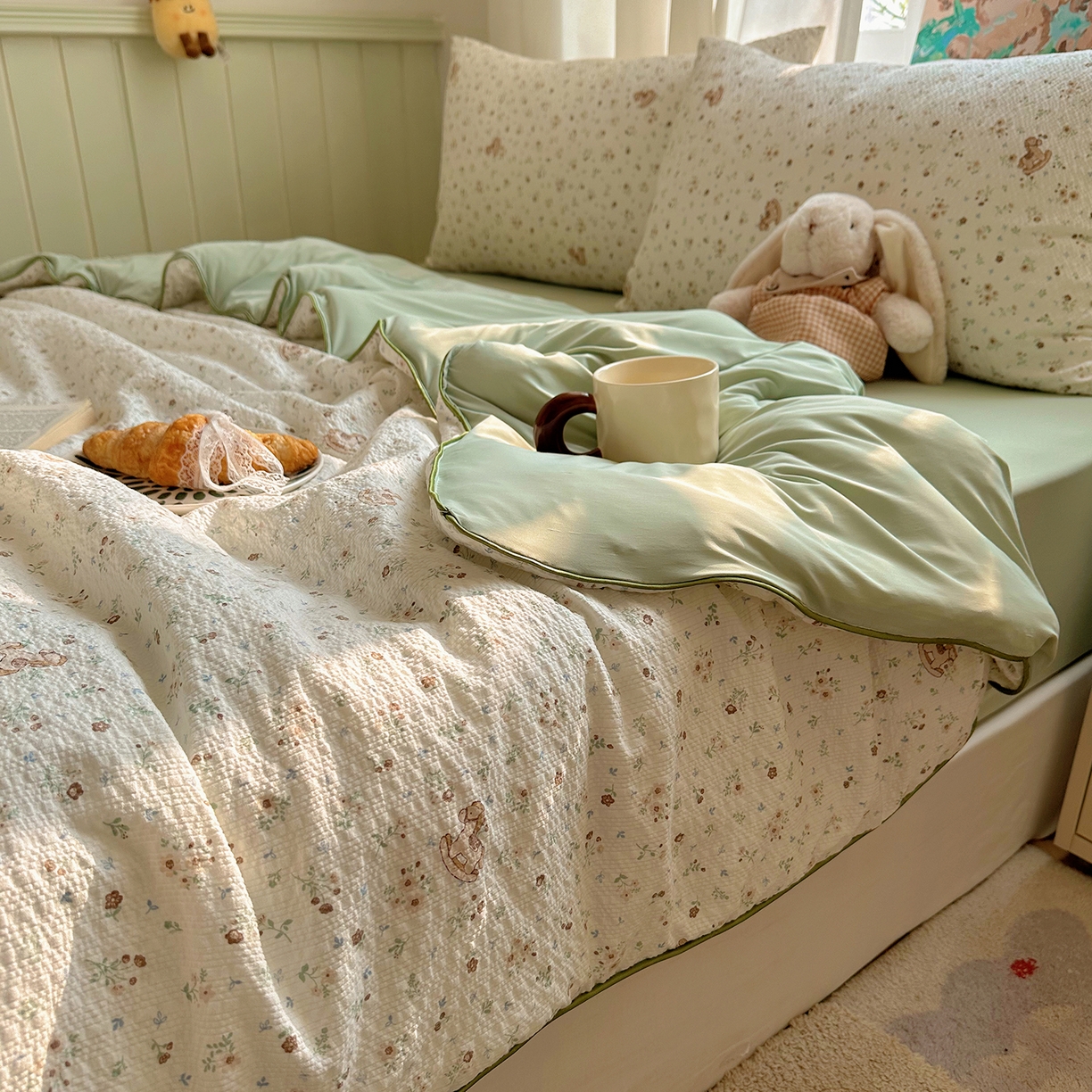 91家纺网 家纺一手货源 找家纺 贝扬思家纺 2026新款泡芙纱单夏被凉糖系列（凉而不冰的触感，清凉与柔软兼得） 凉糖-木马小花团