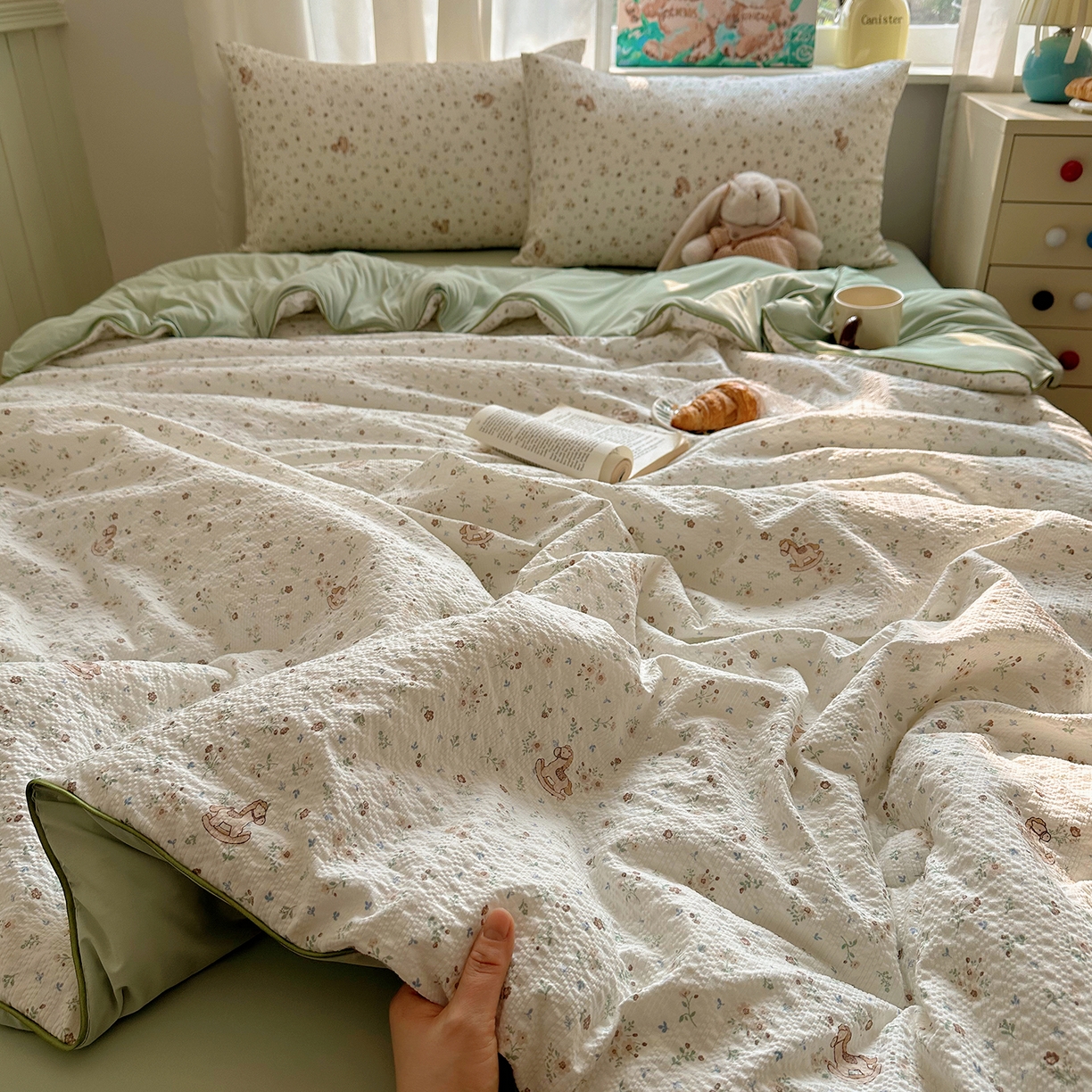 91家纺网 家纺一手货源 找家纺 贝扬思家纺 2026新款泡芙纱单夏被凉糖系列（凉而不冰的触感，清凉与柔软兼得） 凉糖-木马小花团