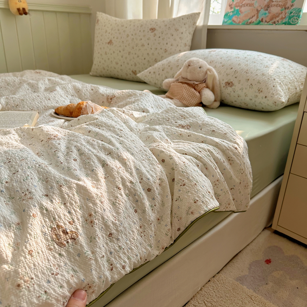 91家纺网 家纺一手货源 找家纺 贝扬思家纺 2026新款泡芙纱单夏被凉糖系列（凉而不冰的触感，清凉与柔软兼得） 凉糖-木马小花团