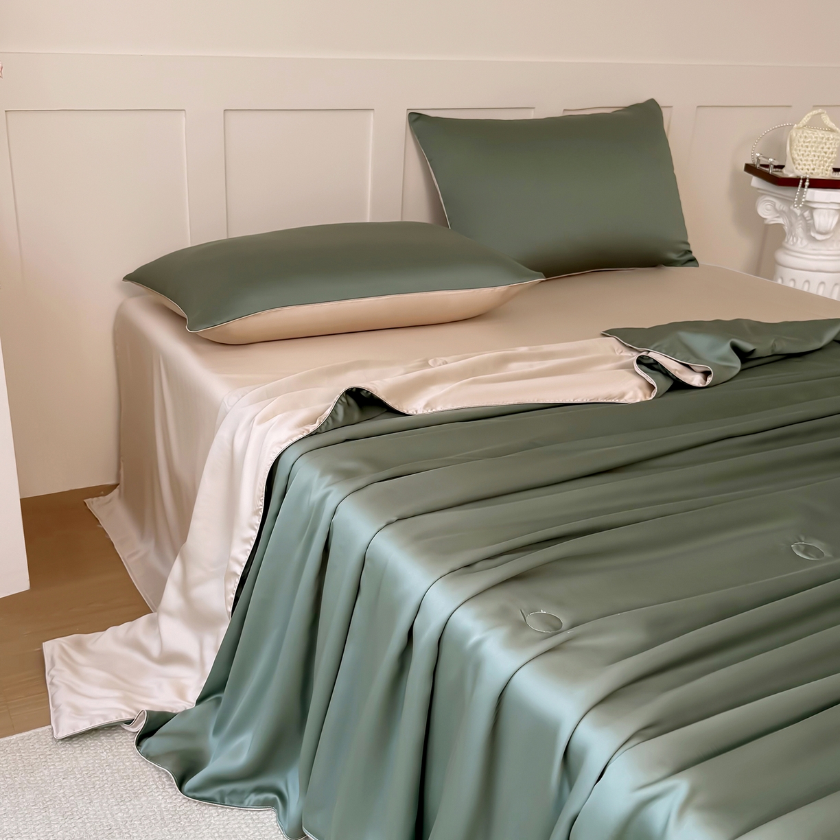 91家纺网 家纺一手货源 找家纺 鑫田家纺 2026新款60支兰精天丝蚕丝被夏凉被100%纯蚕丝夏被四件套床单床笠学生三件套 海藻绿