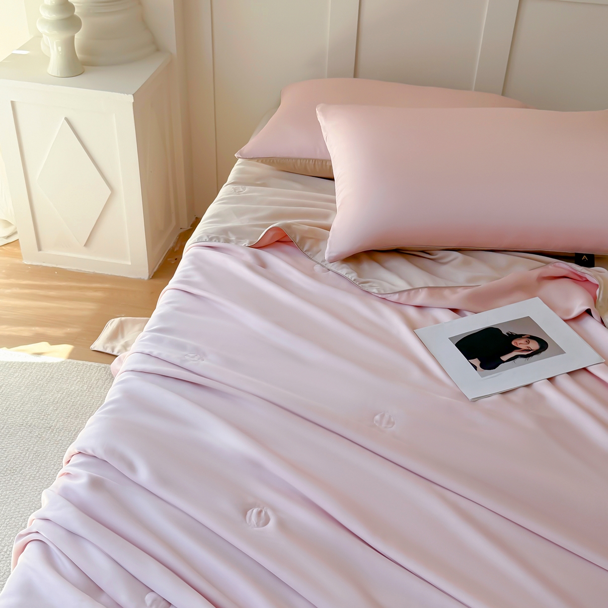 91家纺网 家纺一手货源 找家纺 鑫田家纺 2026新款60支兰精天丝蚕丝被夏凉被100%纯蚕丝夏被四件套床单床笠学生三件套 浅妮粉