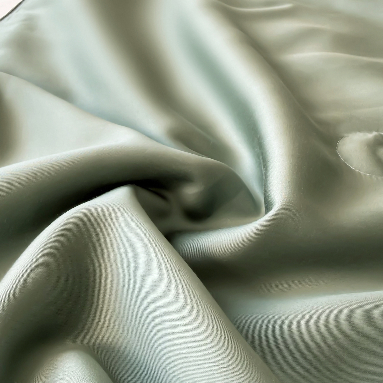 91家纺网 家纺一手货源 找家纺 鑫田家纺 2026新款60支兰精天丝蚕丝被夏凉被100%纯蚕丝夏被四件套床单床笠学生三件套 海藻绿