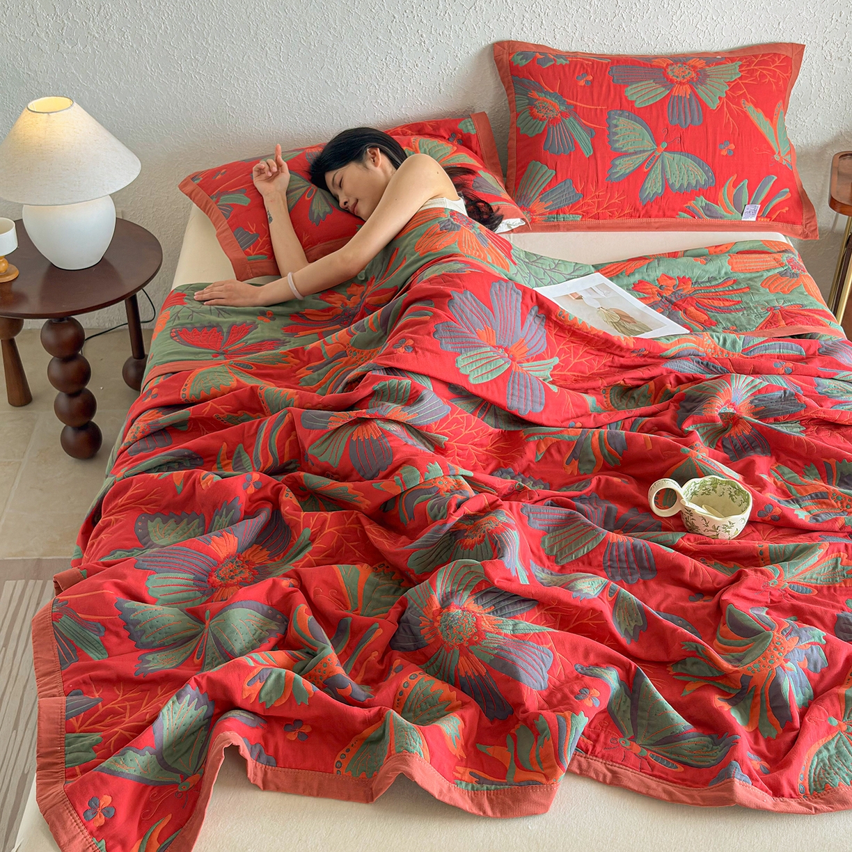 91家纺网 家纺一手货源 找家纺 棠薇家纺 2026新款纱布盖毯长绒棉纱布毛巾被夏被单双人棉纱盖毯毛巾毯夏季夏凉被空调被毯子可铺可盖床盖 花样蝶舞红