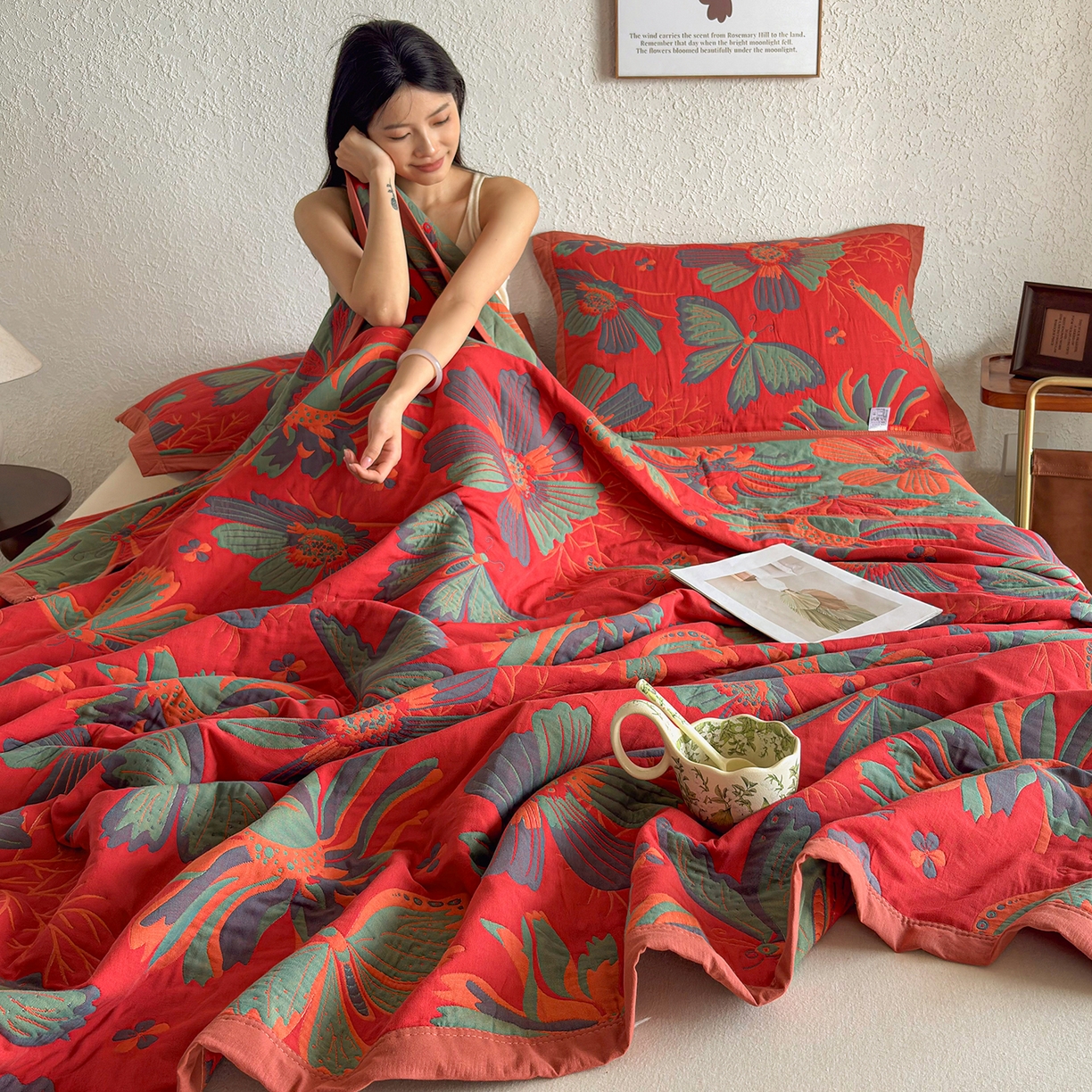 91家纺网 家纺一手货源 找家纺 棠薇家纺 2026新款纱布盖毯长绒棉纱布毛巾被夏被单双人棉纱盖毯毛巾毯夏季夏凉被空调被毯子可铺可盖床盖 花样蝶舞红