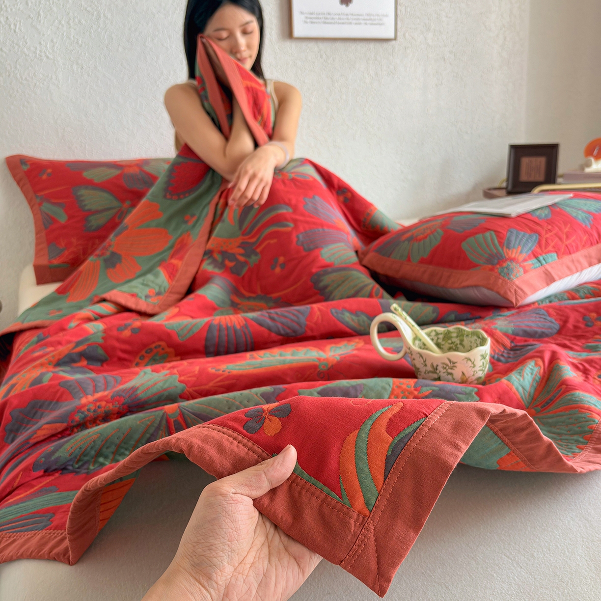 91家纺网 家纺一手货源 找家纺 棠薇家纺 2026新款纱布盖毯长绒棉纱布毛巾被夏被单双人棉纱盖毯毛巾毯夏季夏凉被空调被毯子可铺可盖床盖 花样蝶舞红