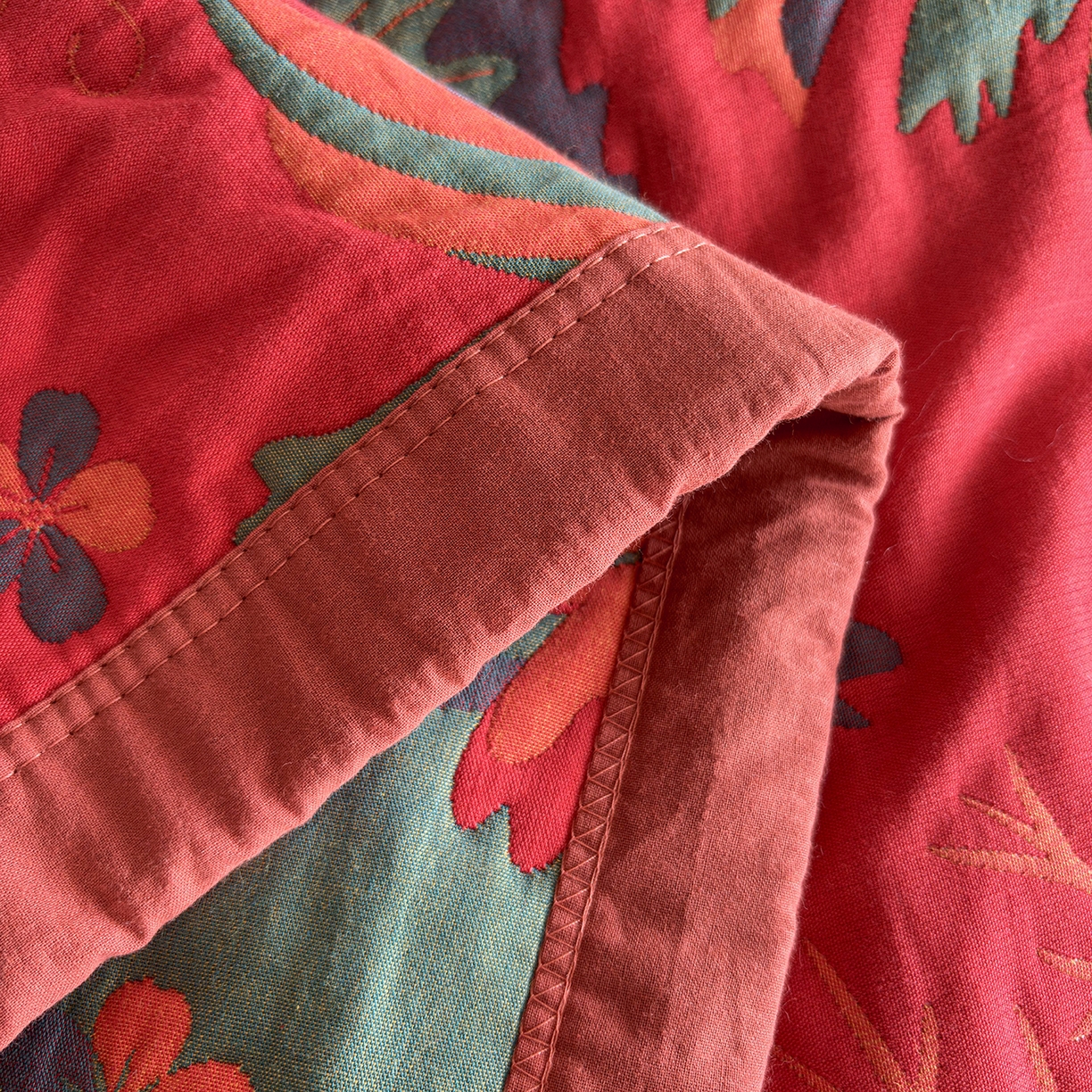 91家纺网 家纺一手货源 找家纺 棠薇家纺 2026新款纱布盖毯长绒棉纱布毛巾被夏被单双人棉纱盖毯毛巾毯夏季夏凉被空调被毯子可铺可盖床盖 花样蝶舞红