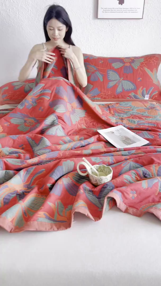 91家纺网 家纺一手货源 找家纺 棠薇家纺 2026新款纱布盖毯长绒棉纱布毛巾被夏被单双人棉纱盖毯毛巾毯夏季夏凉被空调被毯子可铺可盖床盖 花样蝶舞红
