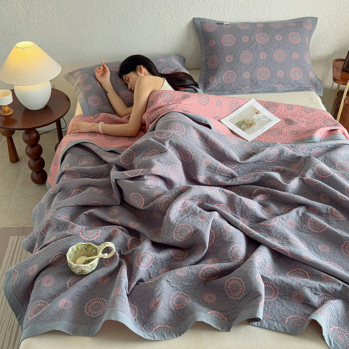 91家纺网 家纺一手货源 找家纺 棠薇家纺 2026新款纱布盖毯长绒棉纱布毛巾被夏被单双人棉纱盖毯毛巾毯夏季夏凉被空调被毯子可铺可盖床盖 罗曼蒂克