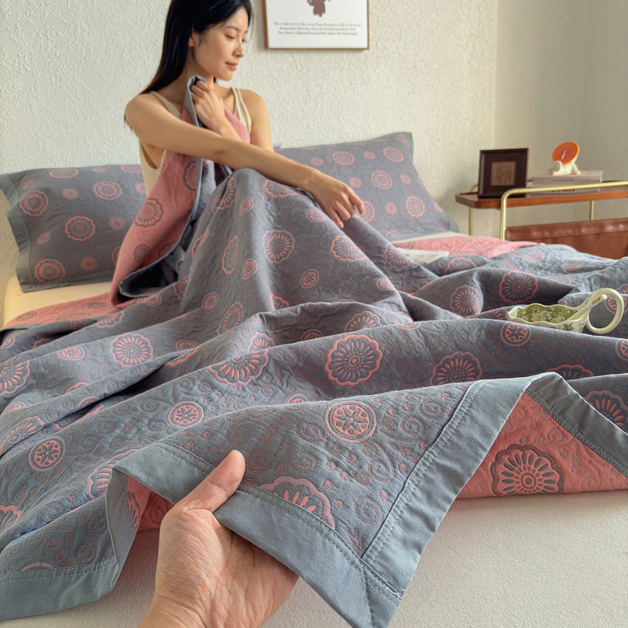 91家纺网 家纺一手货源 找家纺 棠薇家纺 2026新款纱布盖毯长绒棉纱布毛巾被夏被单双人棉纱盖毯毛巾毯夏季夏凉被空调被毯子可铺可盖床盖 罗曼蒂克