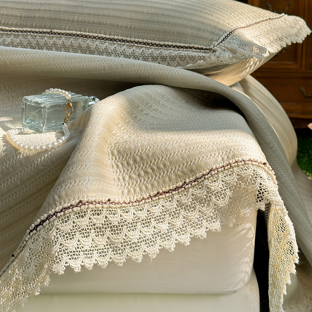 91家纺网 家纺一手货源 找家纺 乐朵家居 2026新款 卡洛琳 （复合） 凉豆豆 凉席三件套 卡其