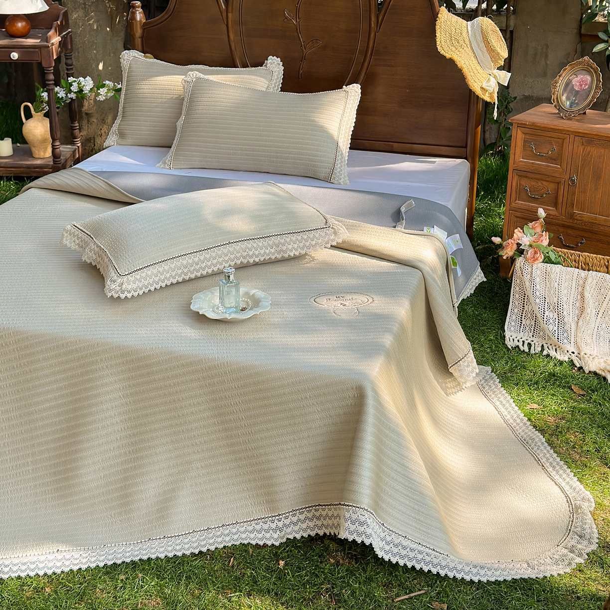 91家纺网 家纺一手货源 找家纺 乐朵家居 2026新款 卡洛琳 （复合） 凉豆豆 凉席三件套 卡其