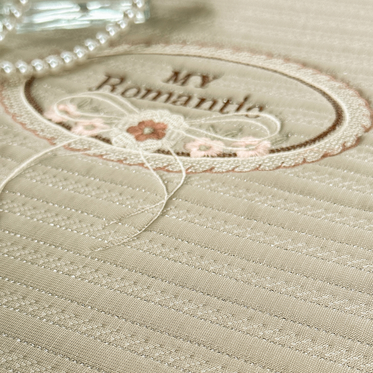 91家纺网 家纺一手货源 找家纺 乐朵家居 2026新款 卡洛琳 （复合） 凉豆豆 凉席三件套 卡其