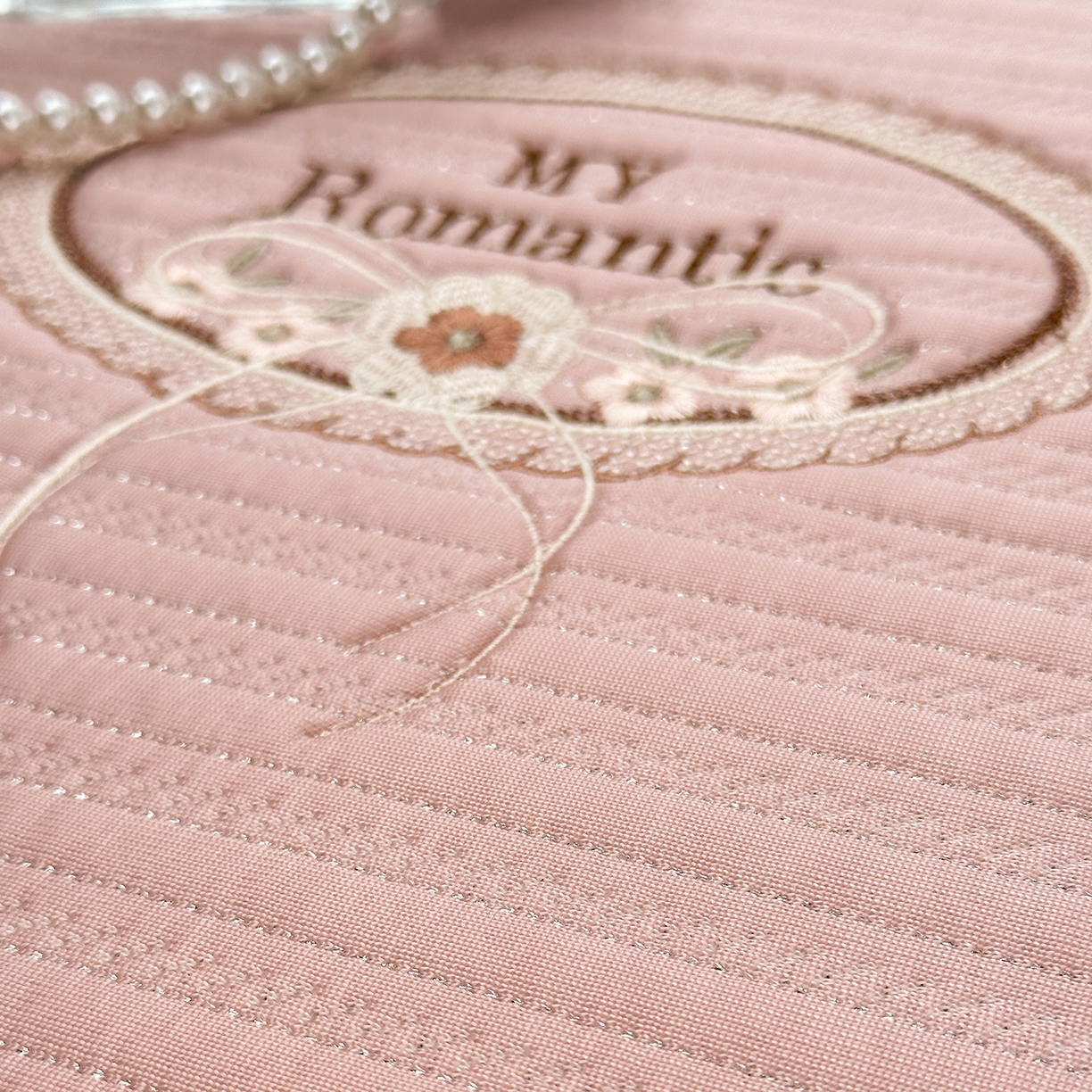 91家纺网 家纺一手货源 找家纺 乐朵家居 2026新款 卡洛琳（复合）  凉豆豆 凉席三件套 豆沙