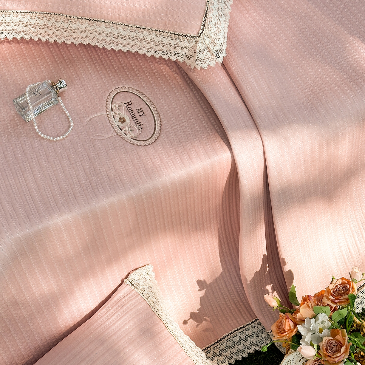 91家纺网 家纺一手货源 找家纺 乐朵家居 2026新款 卡洛琳（复合）  凉豆豆 凉席三件套 豆沙