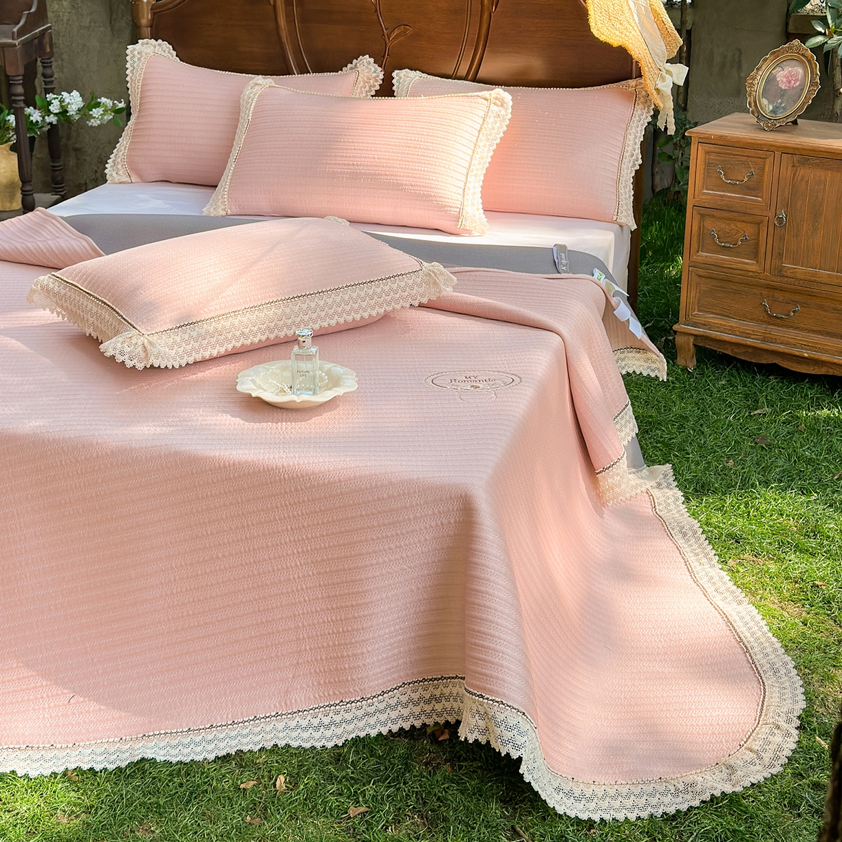 91家纺网 家纺一手货源 找家纺 乐朵家居 2026新款 卡洛琳（复合）  凉豆豆 凉席三件套 豆沙