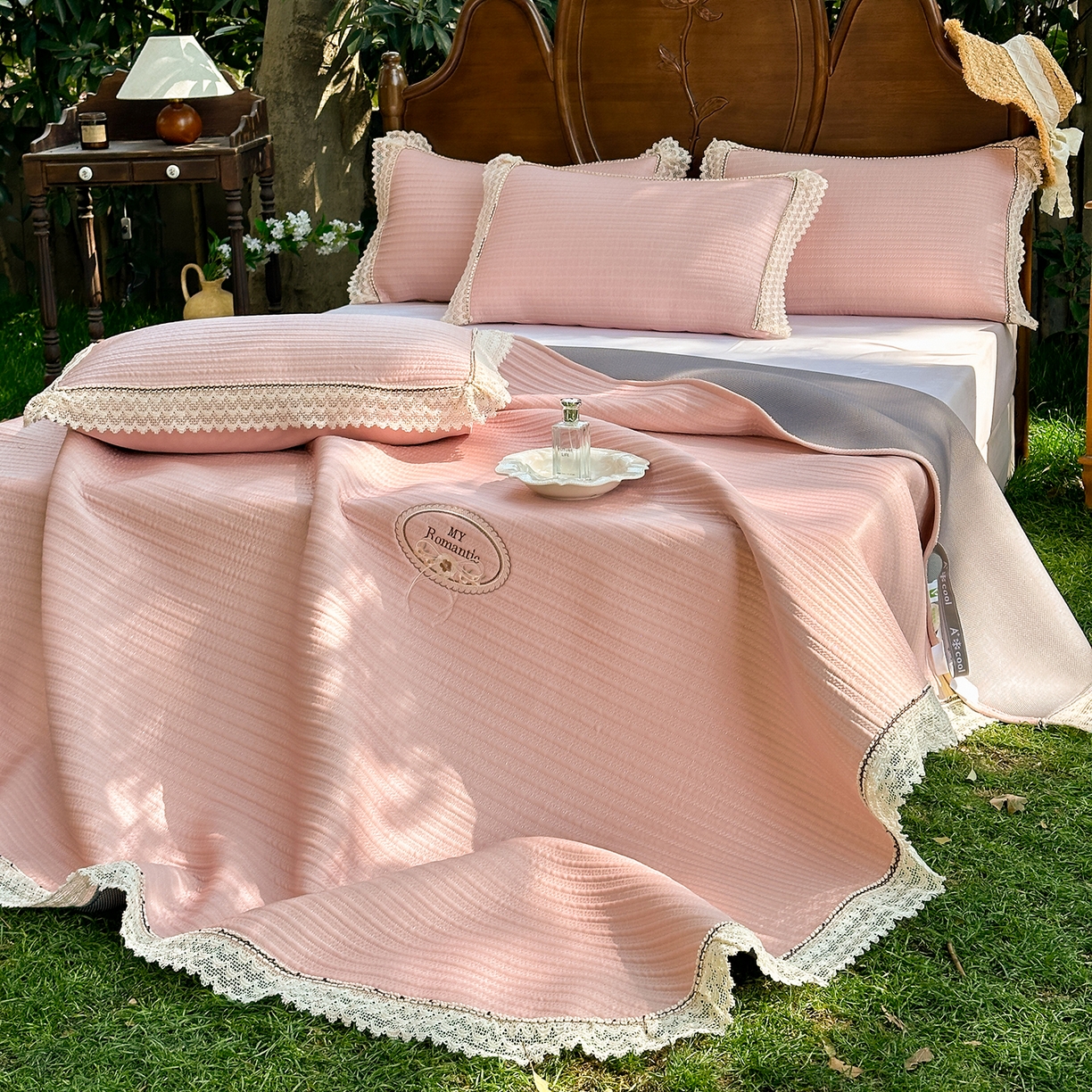 91家纺网 家纺一手货源 找家纺 乐朵家居 2026新款 卡洛琳（复合）  凉豆豆 凉席三件套 豆沙