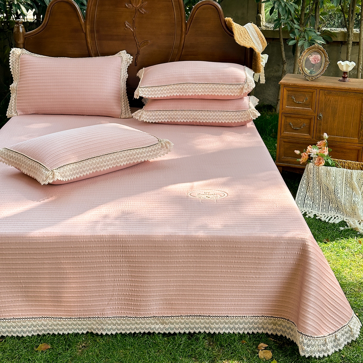 91家纺网 家纺一手货源 找家纺 乐朵家居 2026新款 卡洛琳（复合）  凉豆豆 凉席三件套 豆沙