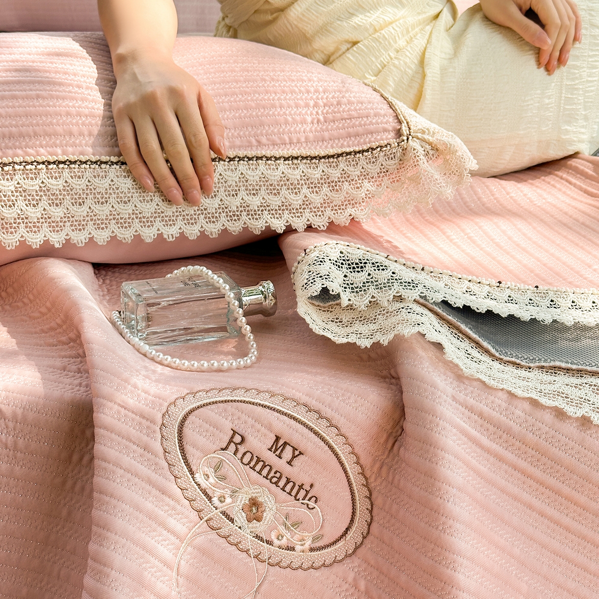 91家纺网 家纺一手货源 找家纺 乐朵家居 2026新款 卡洛琳（复合）  凉豆豆 凉席三件套 豆沙