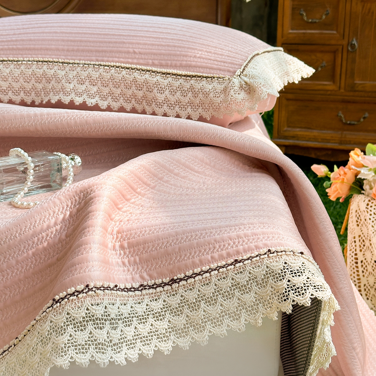 91家纺网 家纺一手货源 找家纺 乐朵家居 2026新款 卡洛琳（复合）  凉豆豆 凉席三件套 豆沙