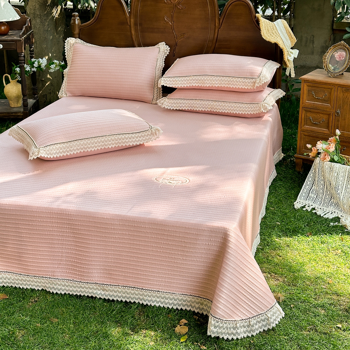 91家纺网 家纺一手货源 找家纺 乐朵家居 2026新款 卡洛琳（复合）  凉豆豆 凉席三件套 豆沙