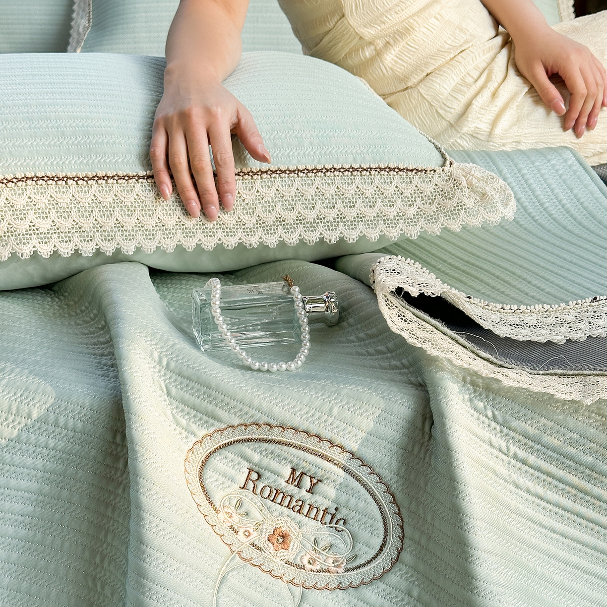 91家纺网 家纺一手货源 找家纺 乐朵家居 2026新款 卡洛琳  （复合）凉豆豆 凉席三件套 抹茶绿