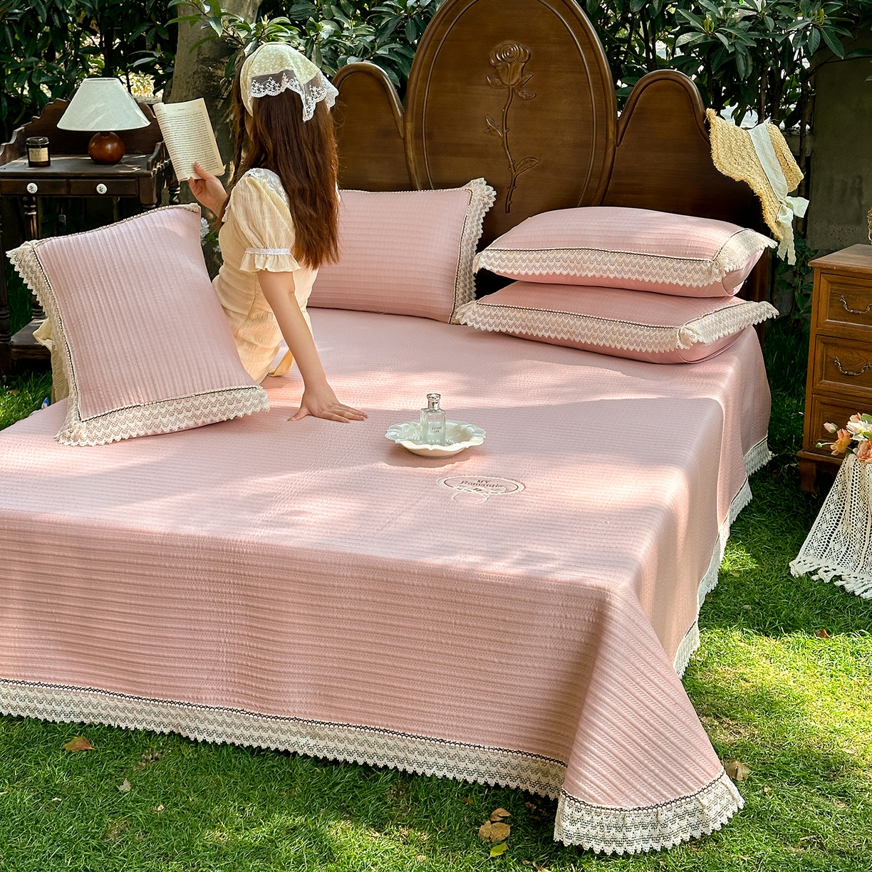 91家纺网 家纺一手货源 找家纺 乐朵家居 2026新款 卡洛琳（复合）  凉豆豆 凉席三件套 豆沙