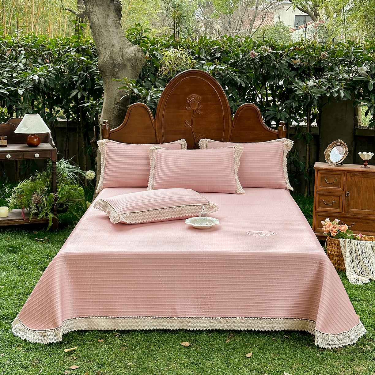 91家纺网 家纺一手货源 找家纺 乐朵家居 2026新款 卡洛琳（复合）  凉豆豆 凉席三件套 豆沙