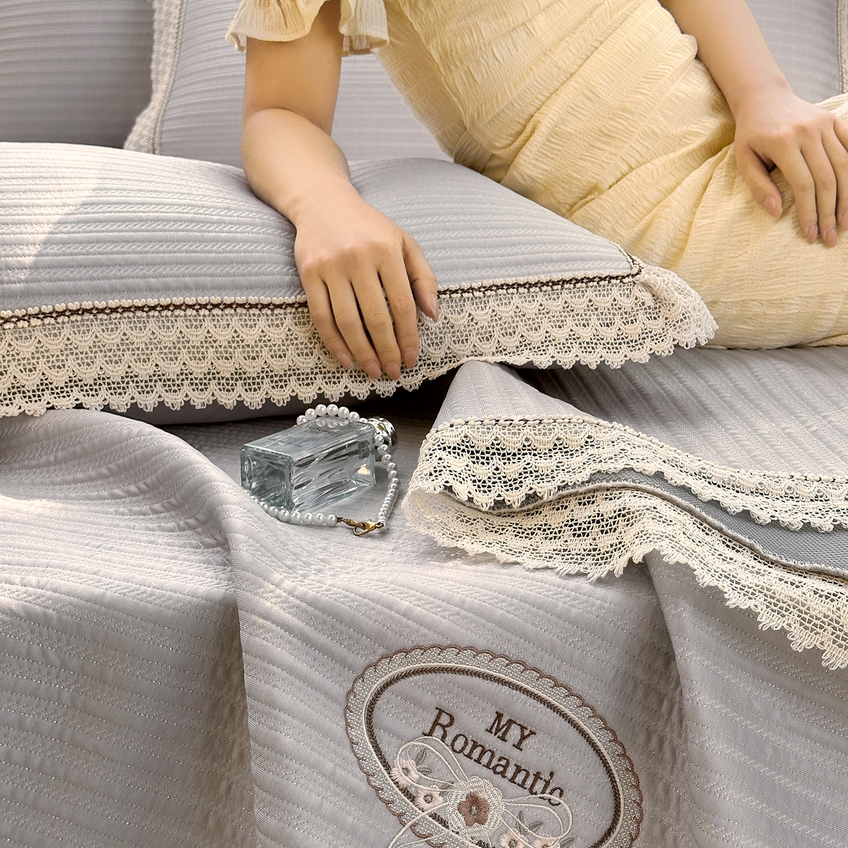 91家纺网 家纺一手货源 找家纺 乐朵家居 2026新款 卡洛琳 （复合） 凉豆豆 凉席三件套 星空灰