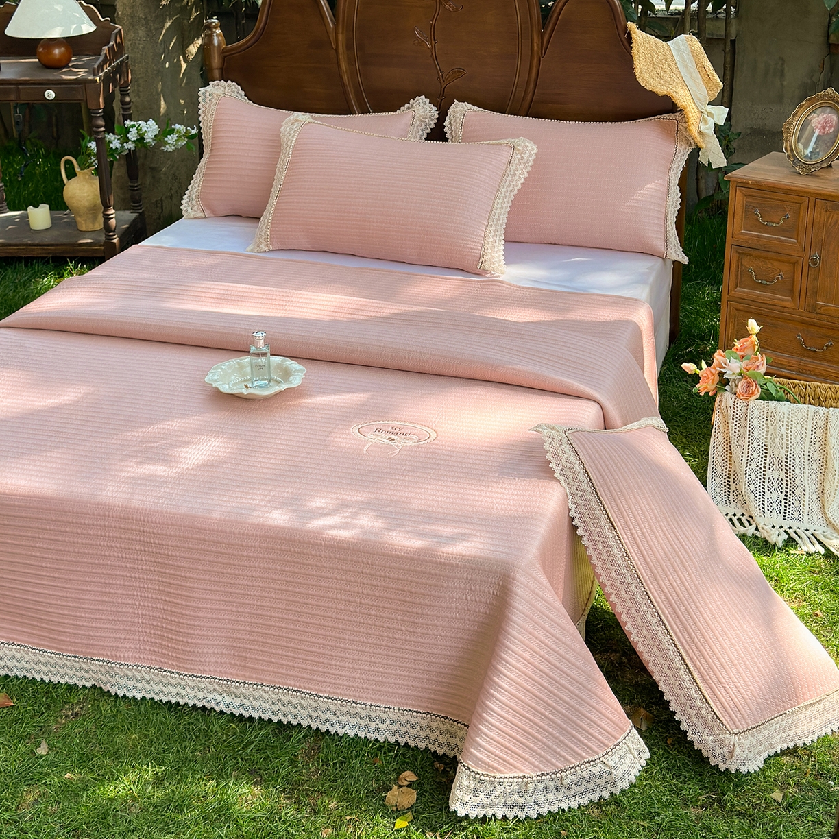 91家纺网 家纺一手货源 找家纺 乐朵家居 2026新款 卡洛琳（复合）  凉豆豆 凉席三件套 豆沙