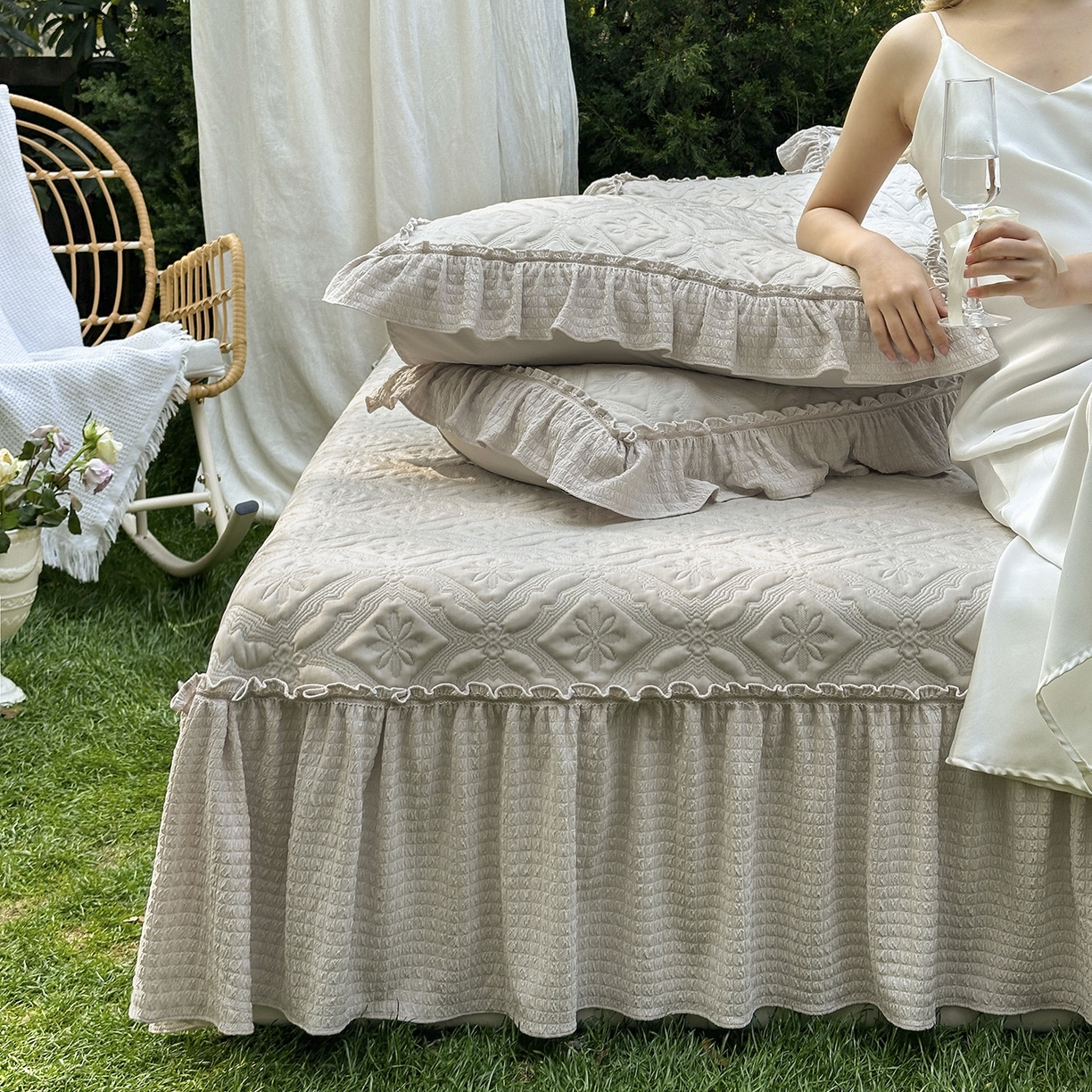 91家纺网 家纺一手货源 找家纺 乐朵家居 2026新款 蒂梵朵 （复合）凉豆豆 凉席三件套 杏色