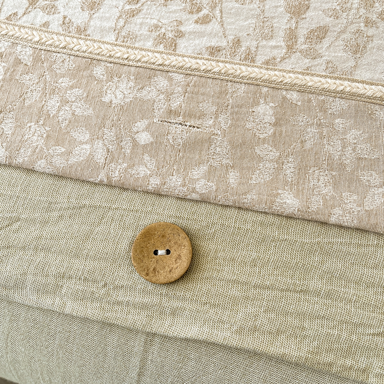 91家纺网 家纺一手货源 找家纺 树下 2026新款A类色织提花纽扣款棉麻四件套 曼眉