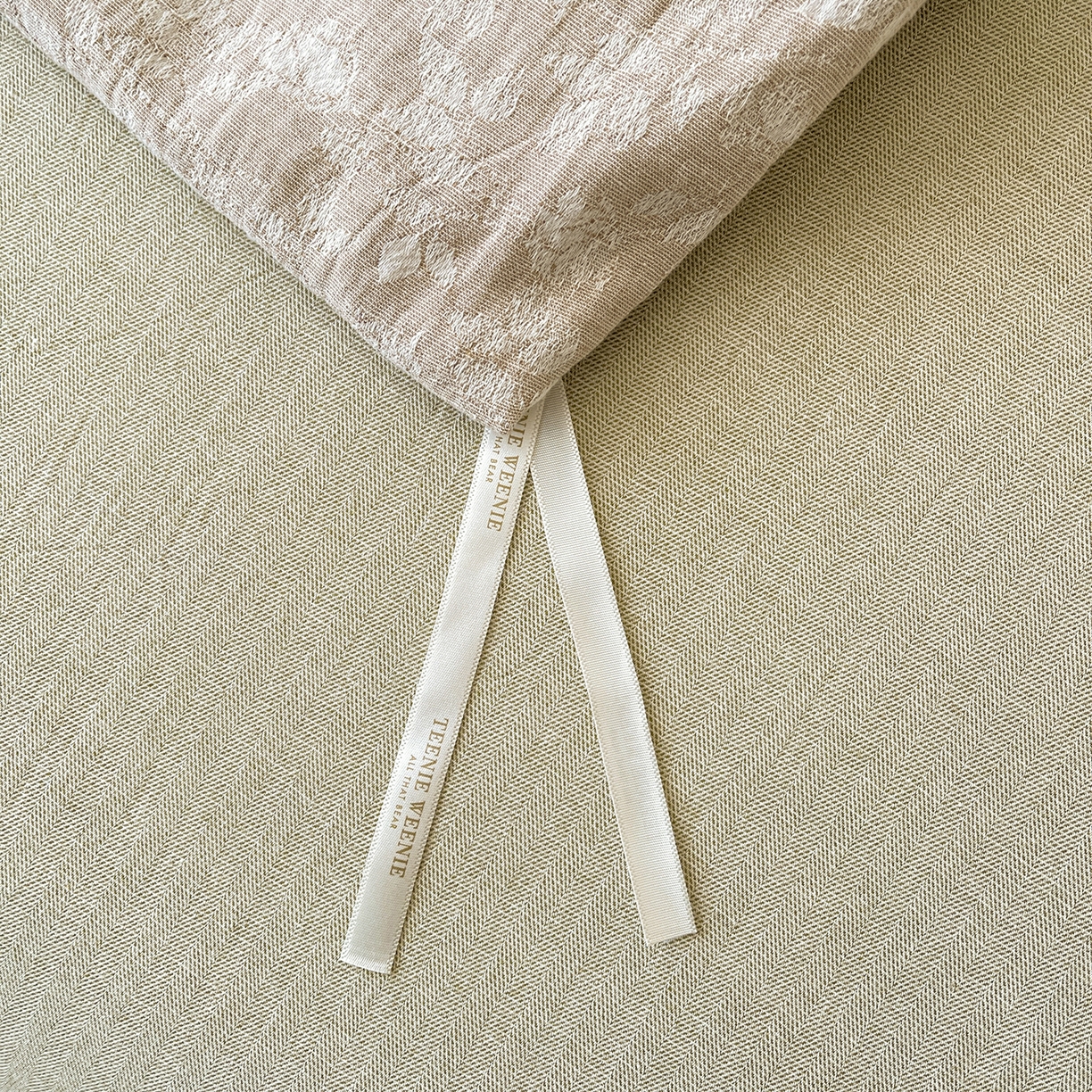 91家纺网 家纺一手货源 找家纺 树下 2026新款A类色织提花纽扣款棉麻四件套 曼眉