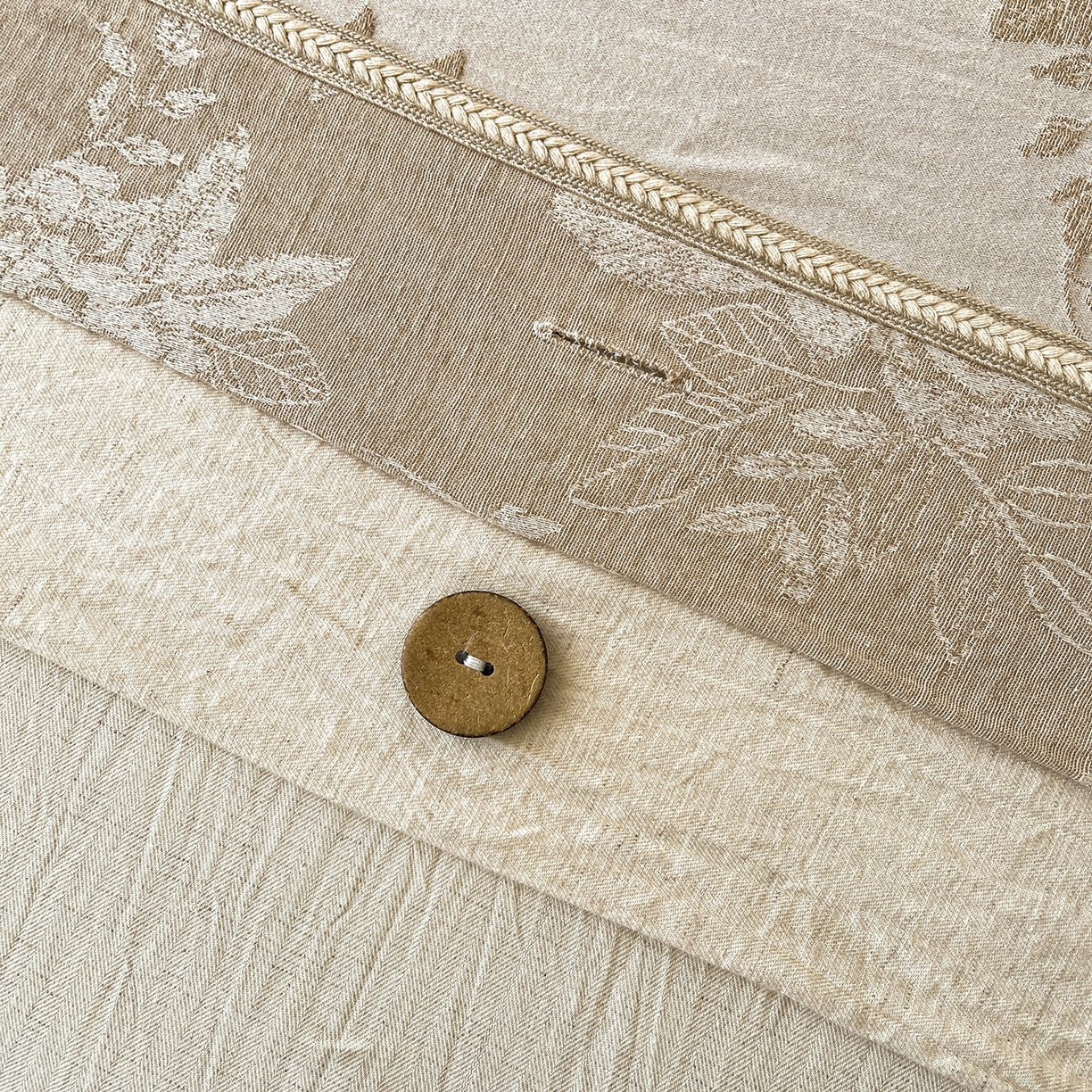 91家纺网 家纺一手货源 找家纺 树下 2026新款A类色织提花纽扣款棉麻四件套 笙花