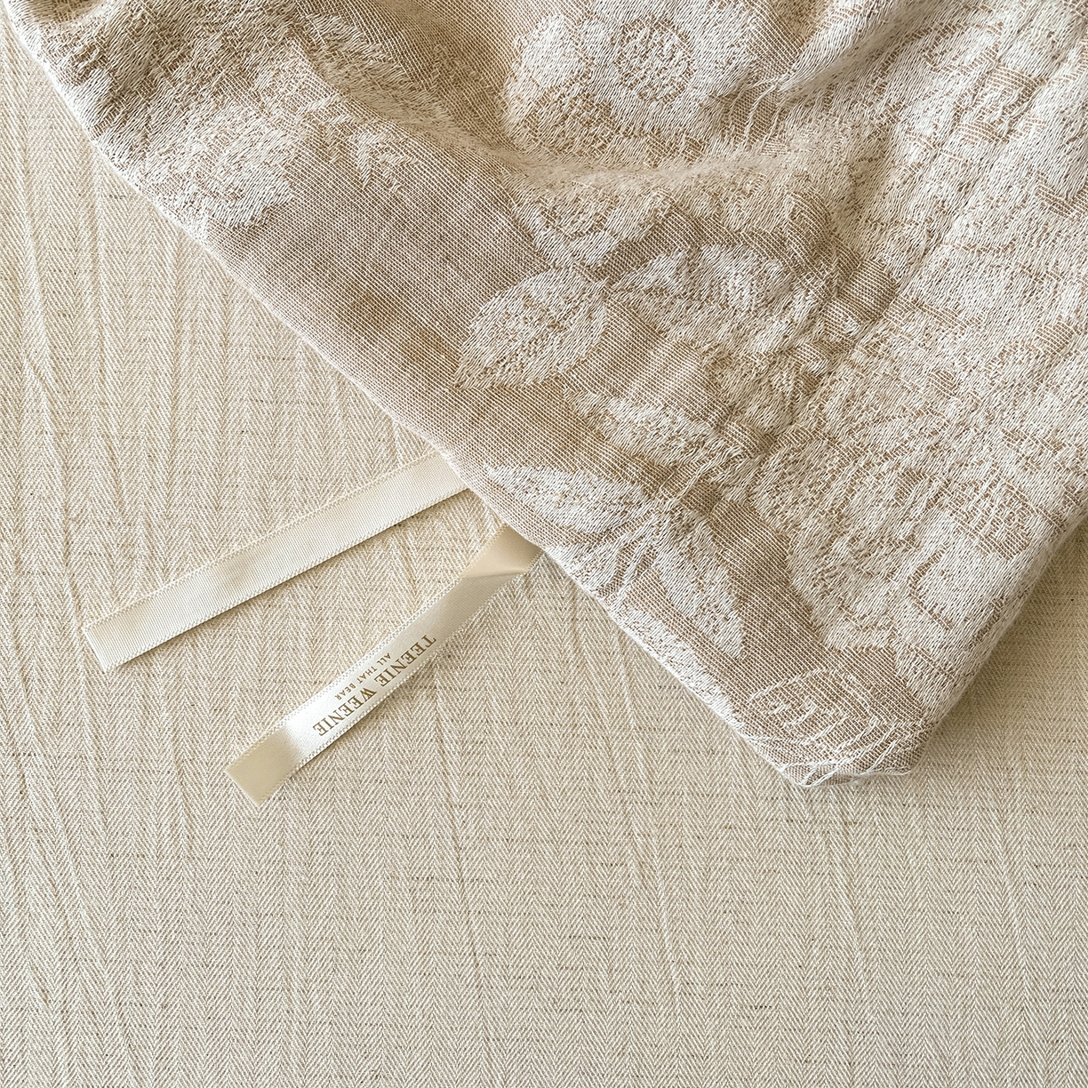 91家纺网 家纺一手货源 找家纺 树下 2026新款A类色织提花纽扣款棉麻四件套 笙花