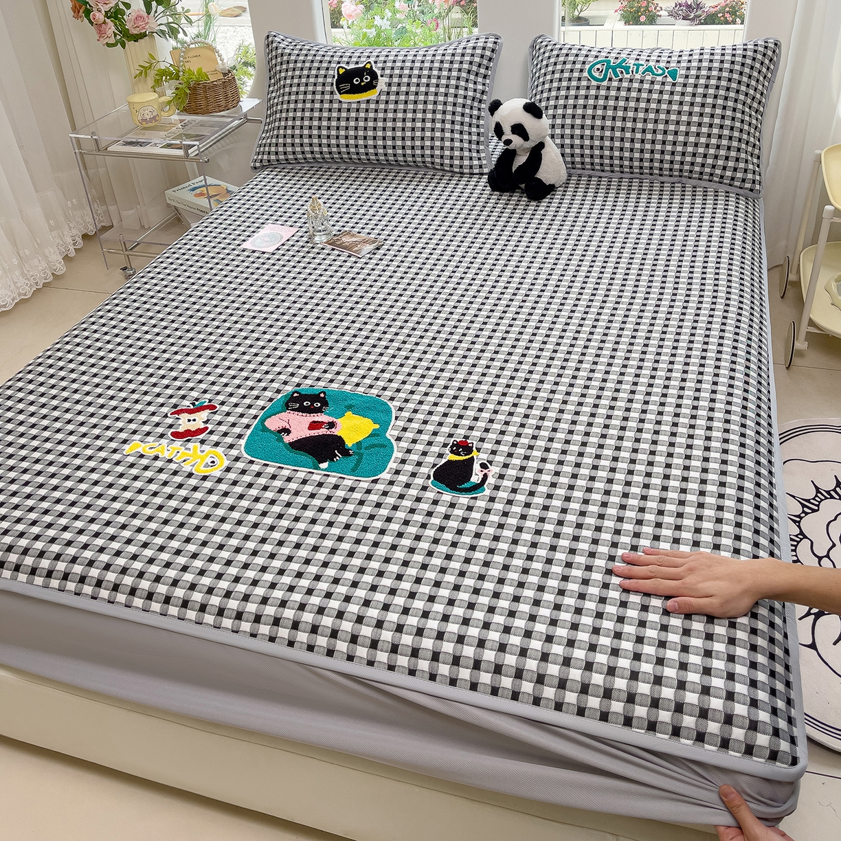 91家纺网 家纺一手货源 找家纺 炫拼家纺 2026新款高克重牛奶绒满版毛巾绣卡通加厚四件套-糯米系列 糯米-猫次元