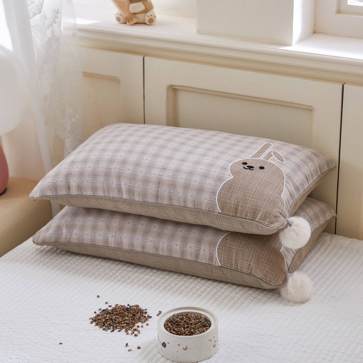 91家纺网 家纺一手货源 找家纺 贵夫人 2026新款童趣荞麦枕枕头枕芯毛球款 咖色一对