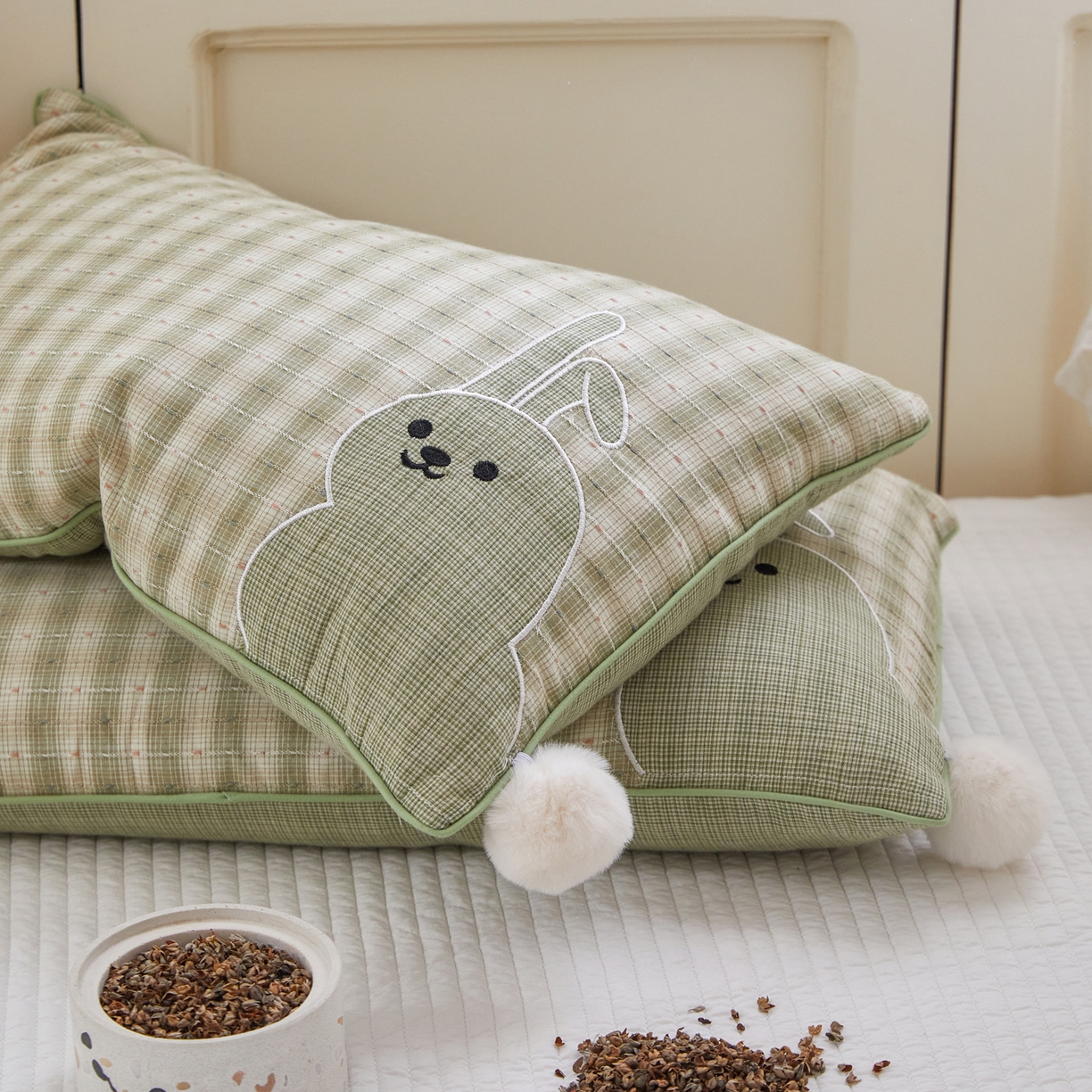 91家纺网 家纺一手货源 找家纺 贵夫人 2026新款童趣荞麦枕枕头枕芯毛球款 绿色单只