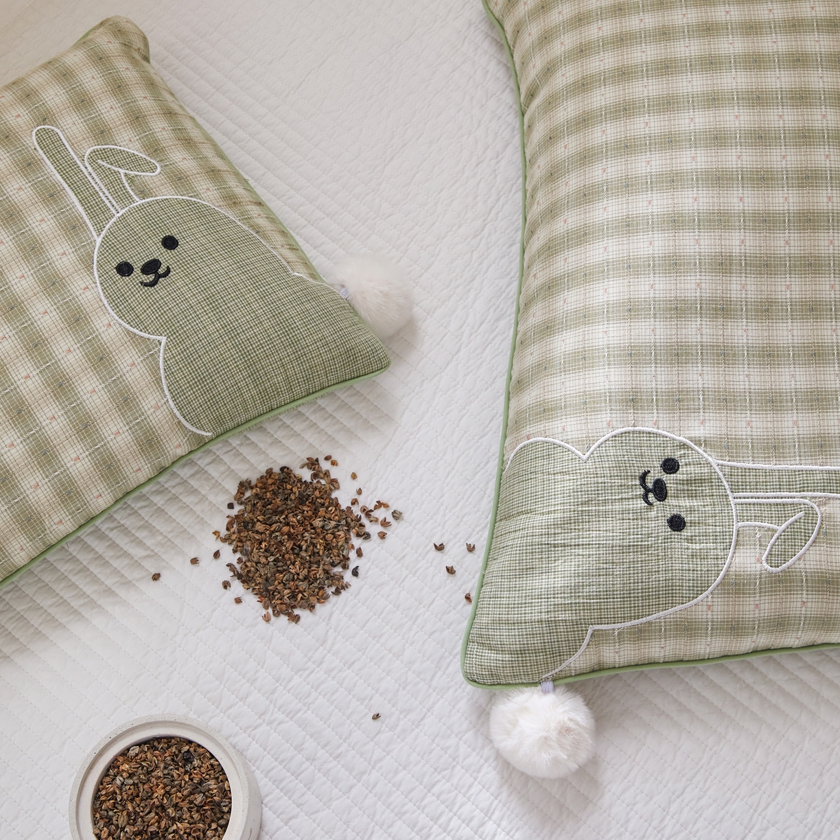 91家纺网 家纺一手货源 找家纺 贵夫人 2026新款童趣荞麦枕枕头枕芯毛球款 绿色单只