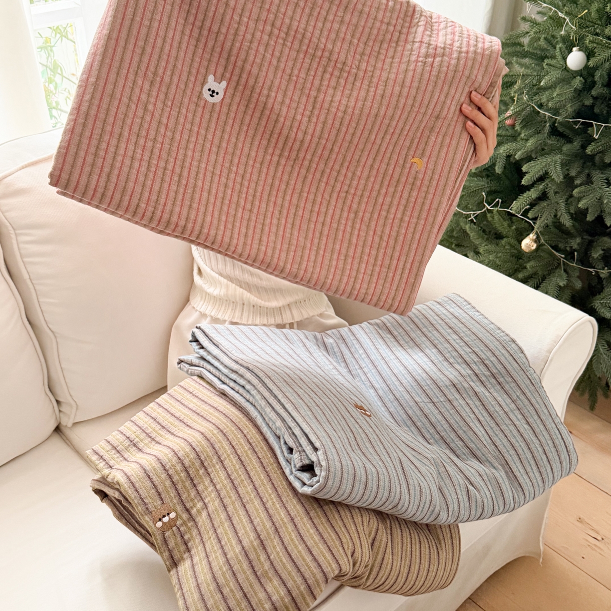 91家纺网 家纺一手货源 找家纺 （总）沐瑟家纺 2026春夏新款全棉纯棉四季款纱布床盖三件套-麦兜系列