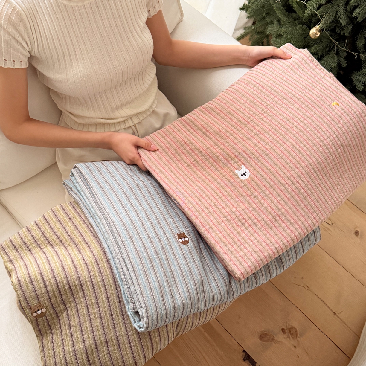 91家纺网 家纺一手货源 找家纺 （总）沐瑟家纺 2026春夏新款全棉纯棉四季款纱布床盖三件套-麦兜系列