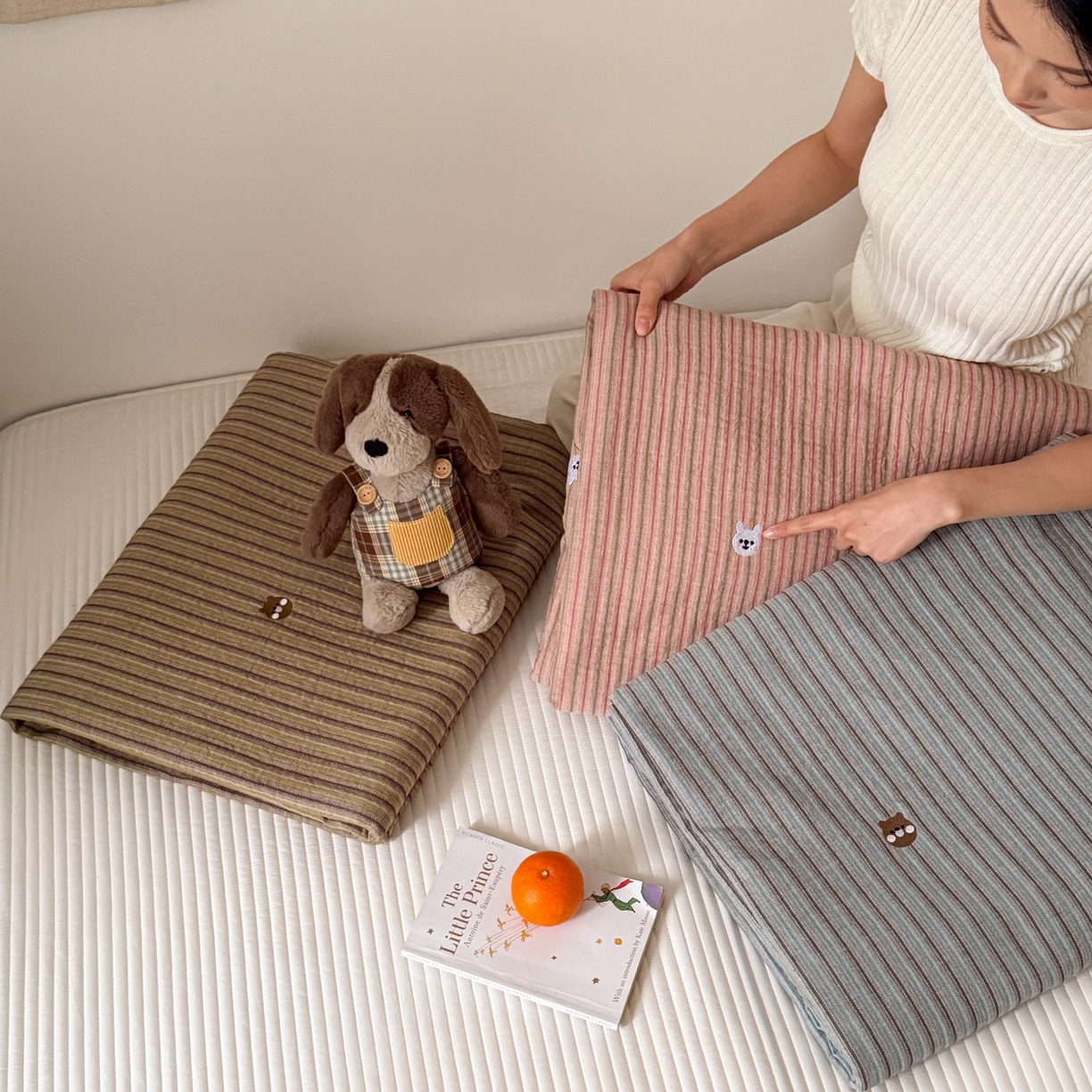 91家纺网 家纺一手货源 找家纺 沐瑟家纺 2026春夏新款全棉纯棉四季款纱布床盖三件套-麦兜系列 组合图仅供展示不可下单