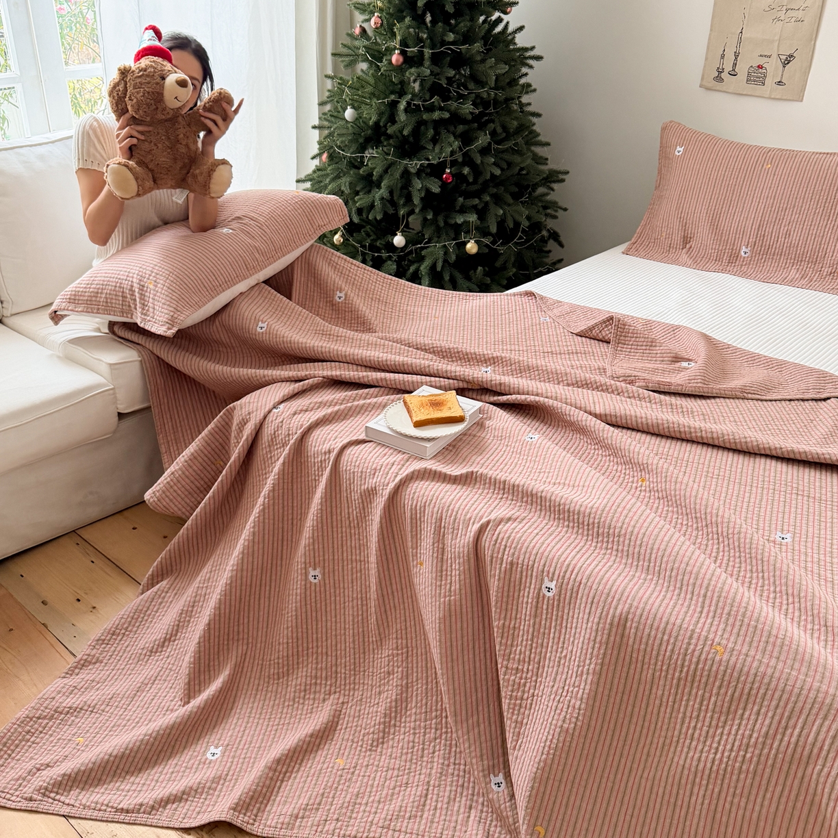 91家纺网 家纺一手货源 找家纺 沐瑟家纺 2026春夏新款全棉纯棉四季款纱布床盖三件套-麦兜系列 麦兜-粉色