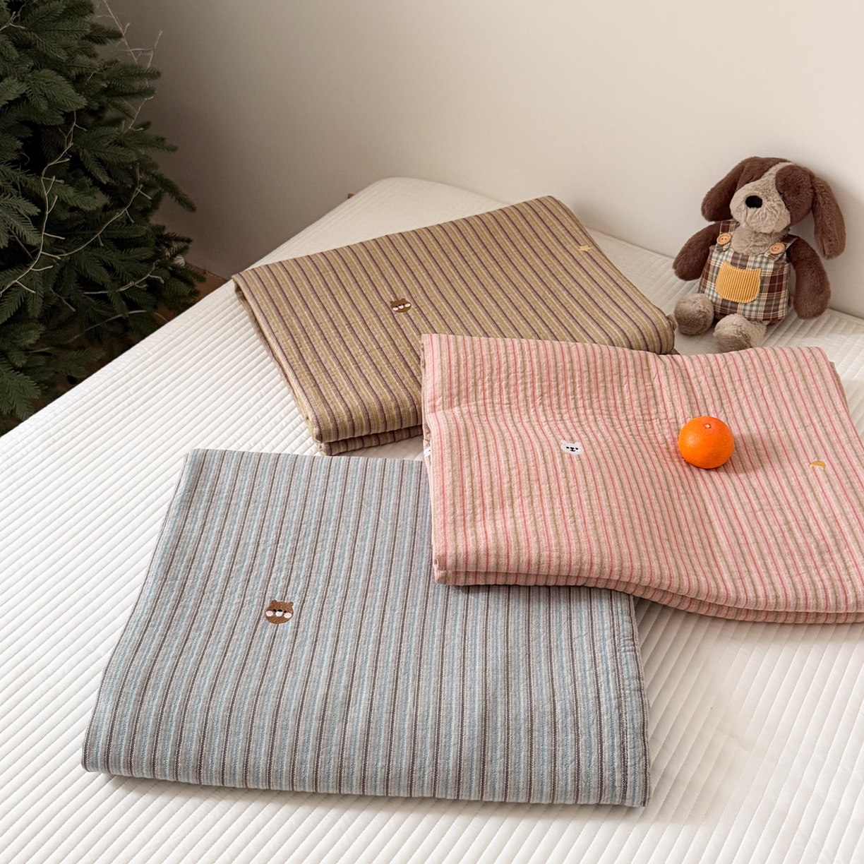 91家纺网 家纺一手货源 找家纺 沐瑟家纺 2026春夏新款全棉纯棉四季款纱布床盖三件套-麦兜系列 组合图仅供展示不可下单