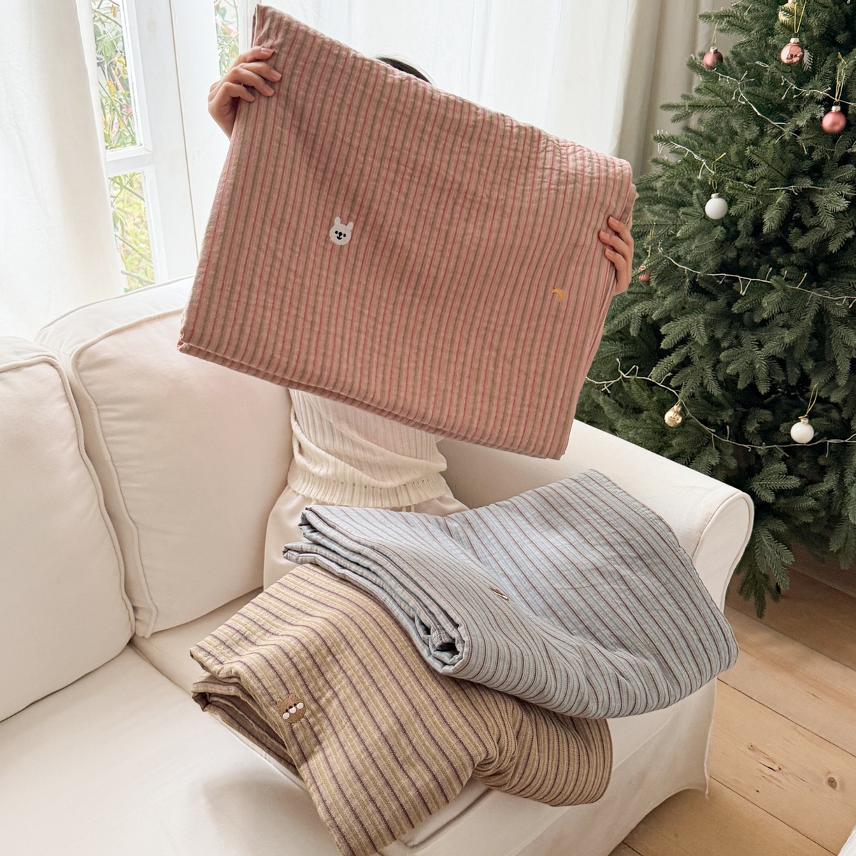 91家纺网 家纺一手货源 找家纺 沐瑟家纺 2026春夏新款全棉纯棉四季款纱布床盖三件套-麦兜系列 组合图仅供展示不可下单