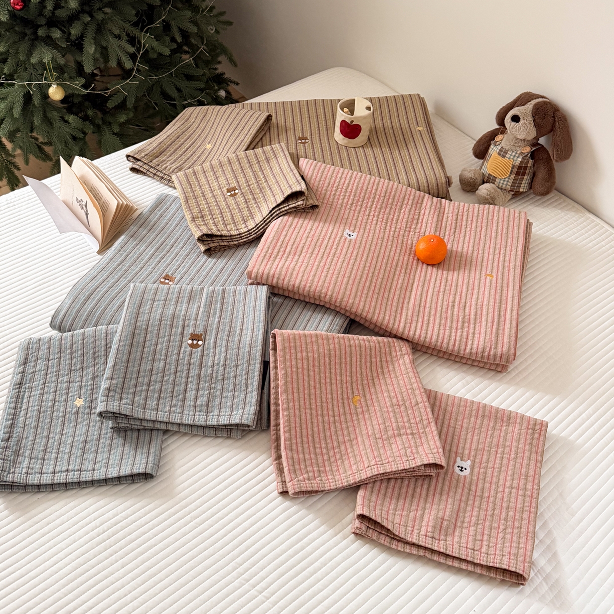 91家纺网 家纺一手货源 找家纺 沐瑟家纺 2026春夏新款全棉纯棉四季款纱布床盖三件套-麦兜系列 组合图仅供展示不可下单