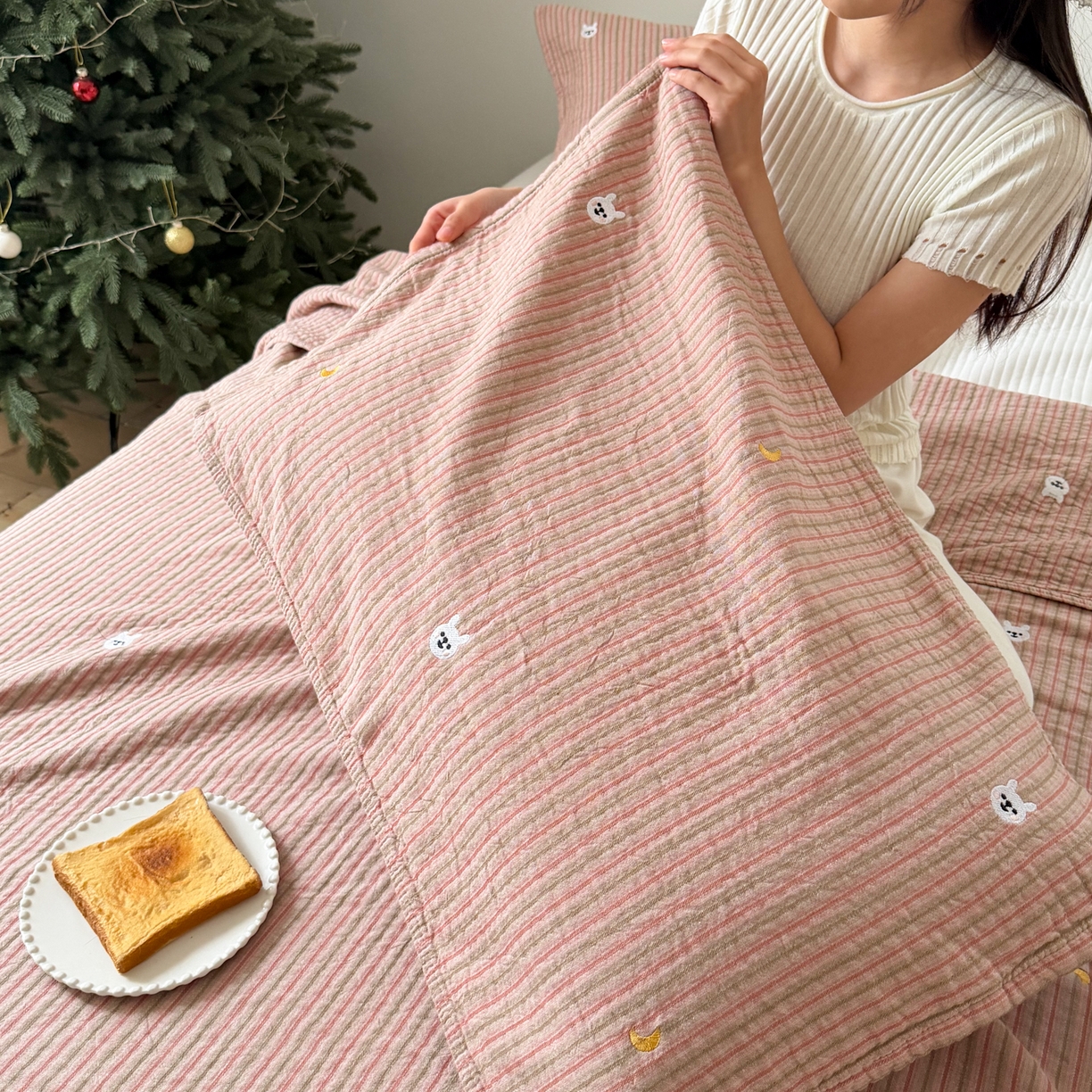 91家纺网 家纺一手货源 找家纺 沐瑟家纺 2026春夏新款全棉纯棉四季款纱布床盖三件套-麦兜系列 麦兜-粉色