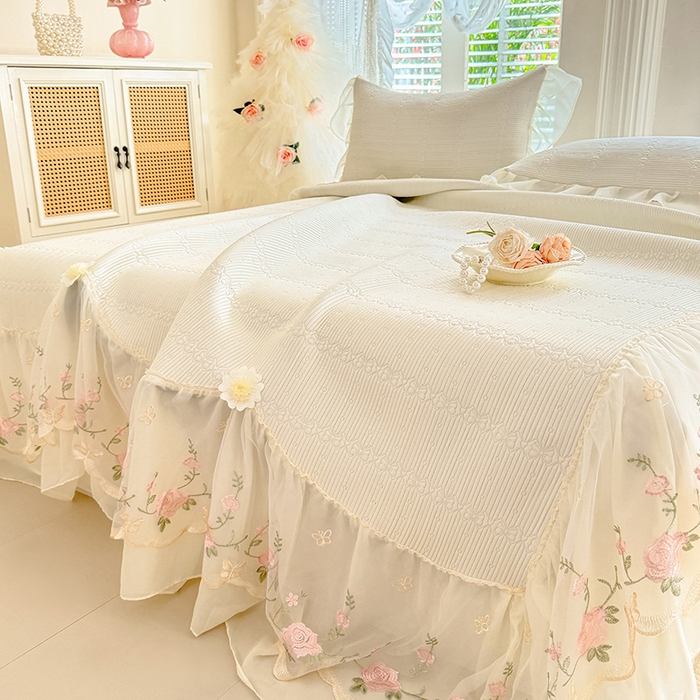 91家纺网 家纺一手货源 找家纺 苏米娜家纺SUMINA 2026新款PE高分子弯边工艺床裙款凉席三件套-可心 可心-奶油白