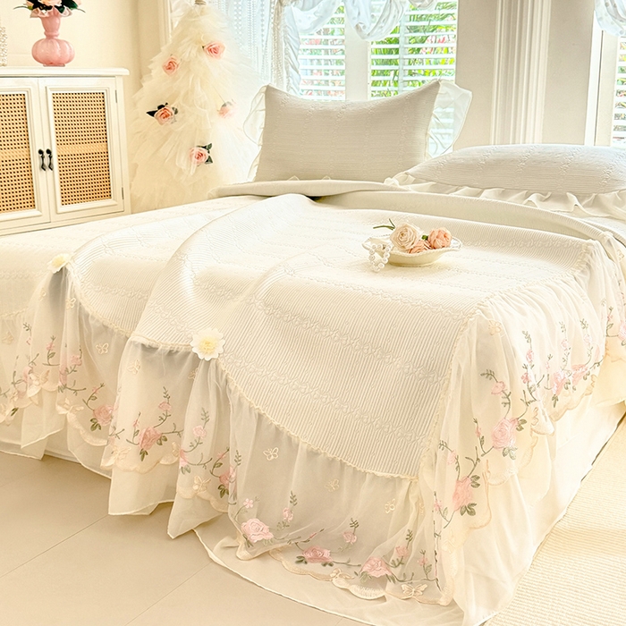 91家纺网 家纺一手货源 找家纺 苏米娜家纺SUMINA 2026新款PE高分子弯边工艺床裙款凉席三件套-可心 可心-奶油白