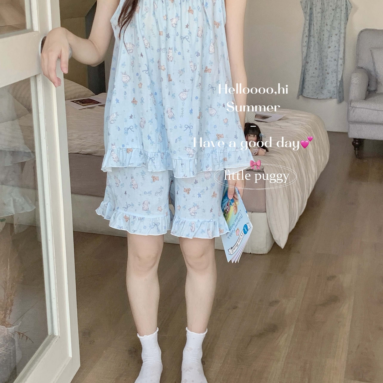 91家纺网 家纺一手货源 找家纺 （总）妍景家居生活馆 2026春夏新款小飞袖套装-蓝色雨后兔兔花园