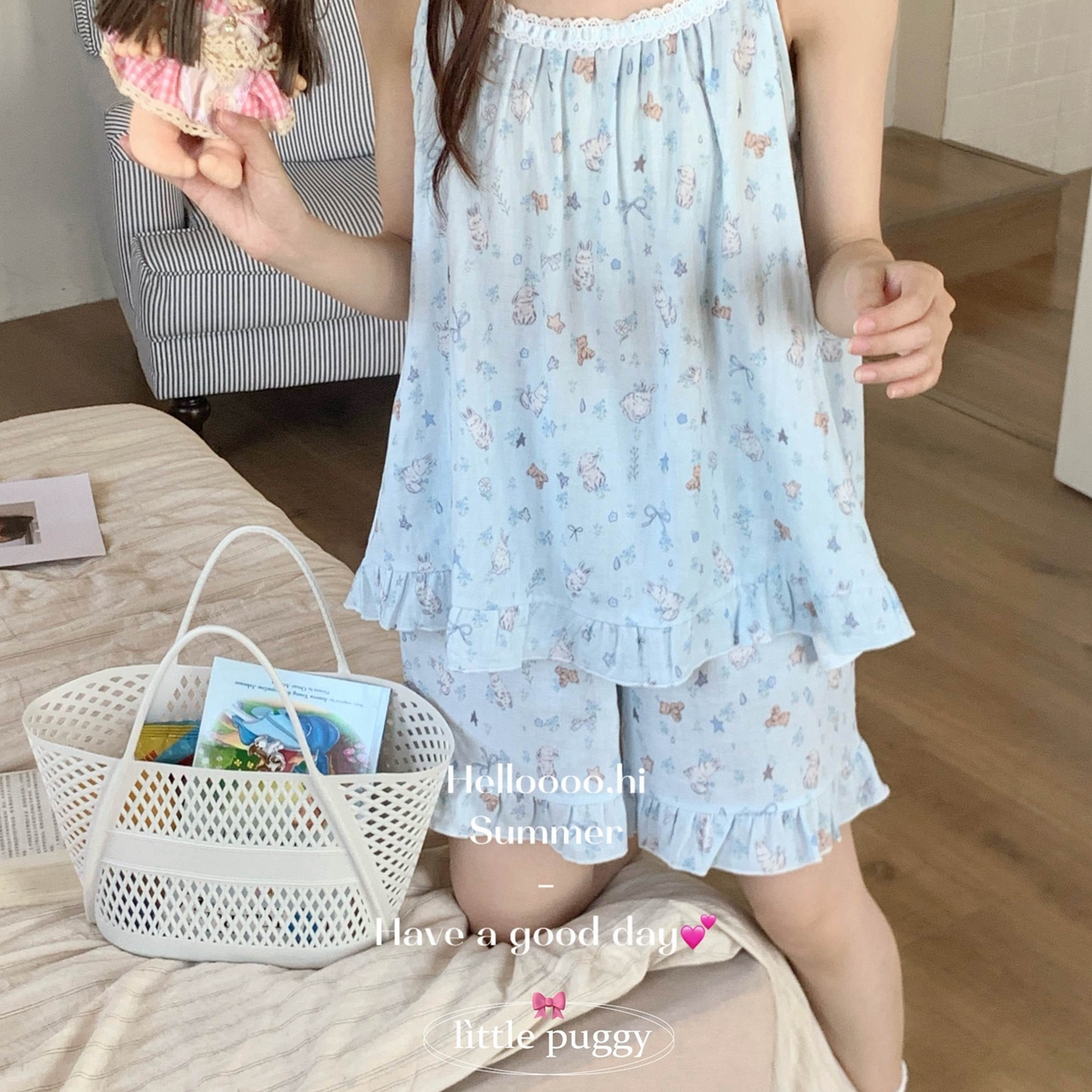 91家纺网 家纺一手货源 找家纺 （总）妍景家居生活馆 2026春夏新款小飞袖套装-蓝色雨后兔兔花园